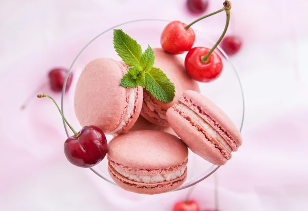 Macarrones franceses rosados con cereza — Foto de Stock