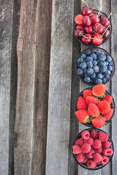 Fersk kirsebær, jordbær, blåbær og bringebær – stockfoto