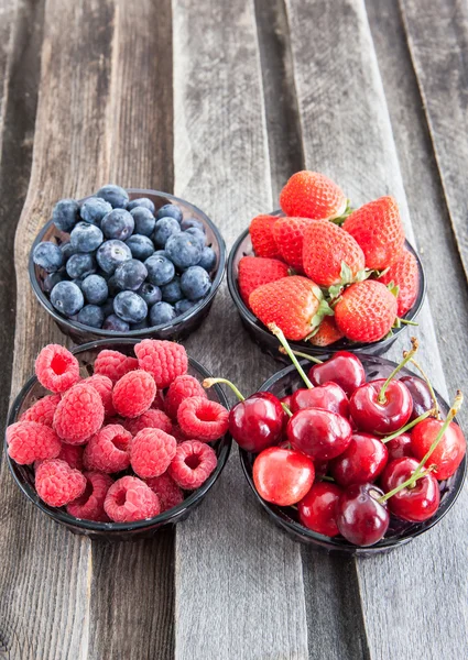 新鲜樱桃、 草莓、 蓝莓和覆盆子 — 图库照片
