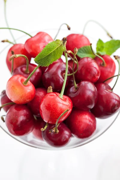 Čerstvé vlhké cherry ve sklenici — Stock fotografie