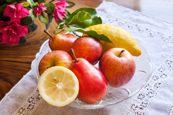 Piatto di frutta sul tavolo — Foto Stock