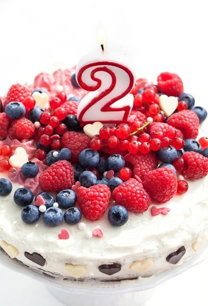 Hausgemachte cremige Kuchen mit frischen Beeren dekoriert — Stockfoto