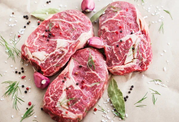 Syrový hovězí steak — Stock fotografie