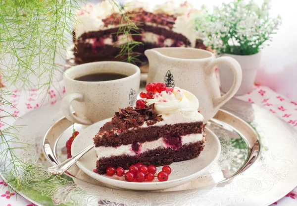 Stück frisch gebackener Schwarzwälder Kirschtorte — Stockfoto