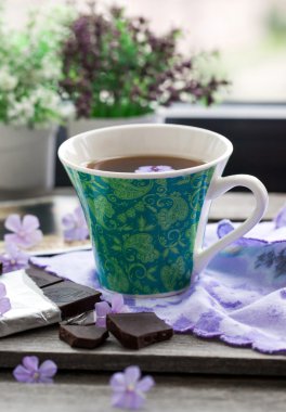 Bir fincan kahve ve çikolata.