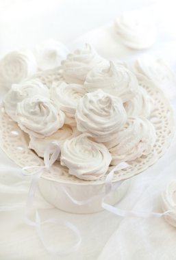 beyaz zemin üzerine ev yapımı zephyr