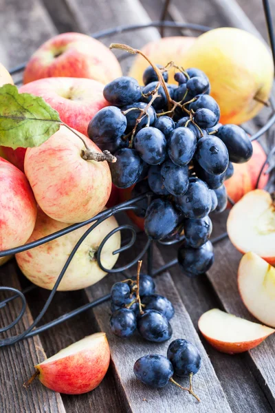 Manzanas rojas frescas y uva oscura — Foto de Stock