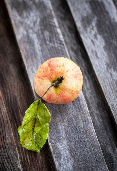 Apfel auf Holztisch — Stockfoto