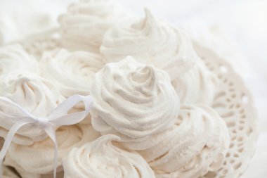 beyaz zemin üzerine ev yapımı zephyr