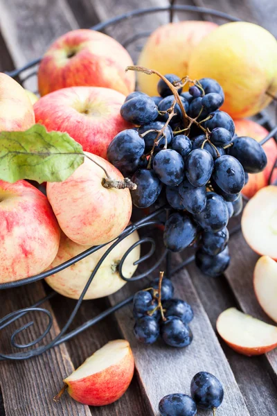 Manzanas rojas frescas y uva oscura — Foto de Stock