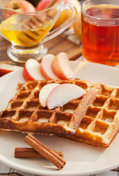 Waffles de maçã para café da manhã — Fotografia de Stock