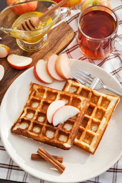 Waffles de maçã para café da manhã — Fotografia de Stock