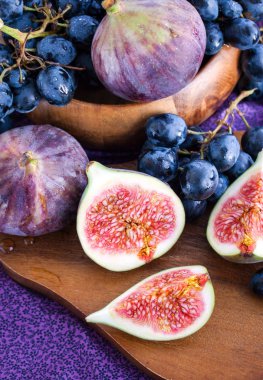 Taze incir ve kara üzüm