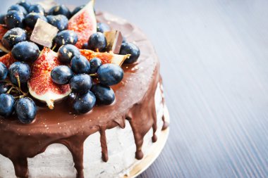 Taze meyve ile dekore edilmiş buzlanma ile çikolatalı kek