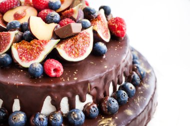Taze meyve ile dekore edilmiş buzlanma ile çikolatalı kek