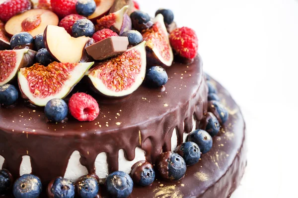 Ciasto czekoladowe z polewą, ozdobione świeżymi owocami — Zdjęcie stockowe