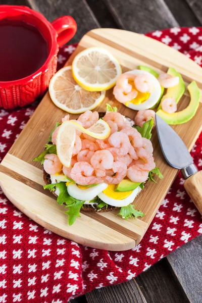 Sandwich fresco con camarones y huevo — Foto de Stock