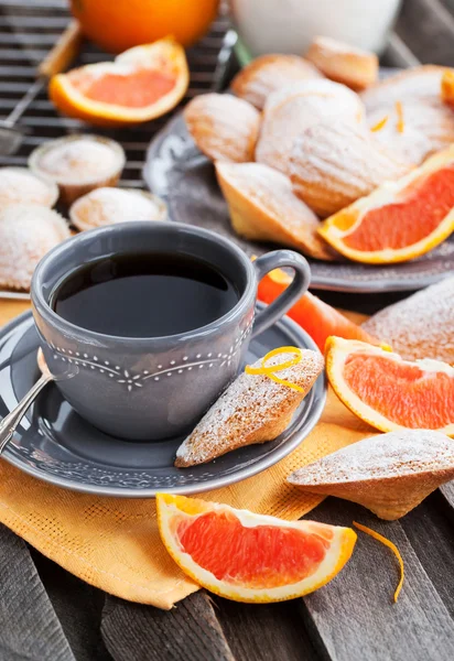 Frische orange Madeleines-Kekse — Stockfoto