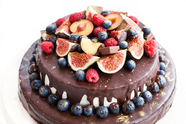 Chocolate cake met icing, versierd met vers fruit — Stockfoto