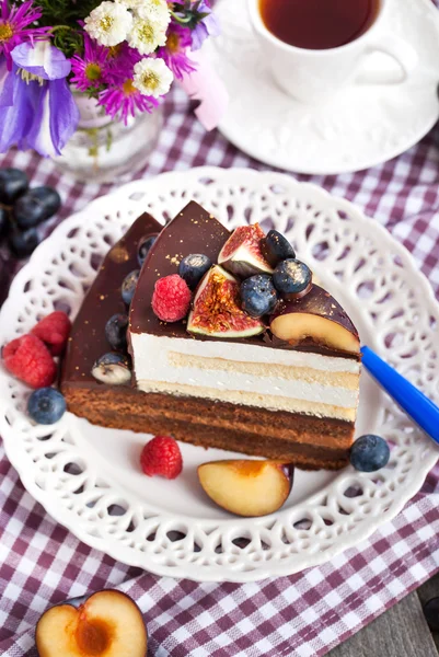 Stück Schokoladenkuchen mit Sahne und frischem Obst — Stockfoto