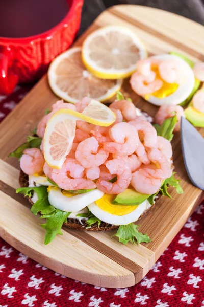 Sanduíche fresco com camarão e ovo — Fotografia de Stock