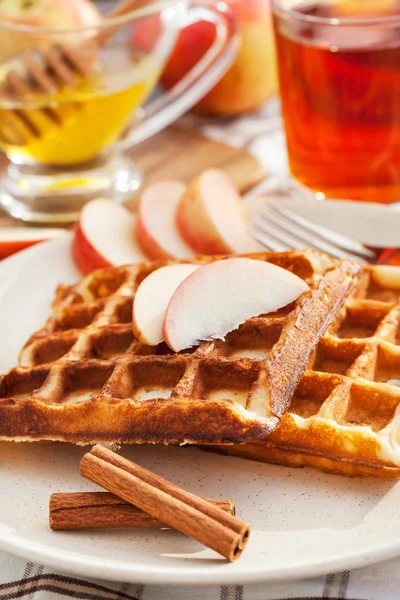 Gaufres aux pommes pour le petit déjeuner — Photo