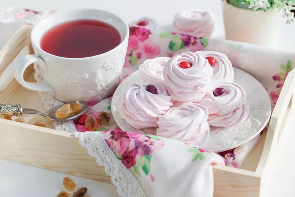 Semanggi buatan sendiri (marshmallow) dan secangkir teh — Stok Foto