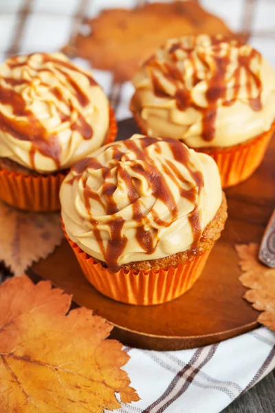 Carrot cupcakes with caramel cream cheese topping — Stock Photo, Image