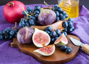 Taze incir ve kara üzüm