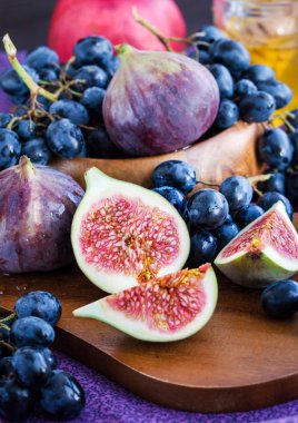 Taze incir ve kara üzüm