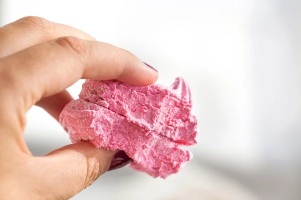 Buatan sendiri cranberry zephyr (marshmallow) di tangan — Stok Foto