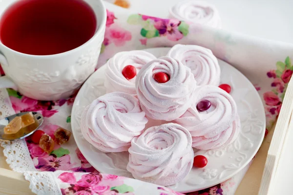 Zefir caseiro (marshmallows) e xícara de chá — Fotografia de Stock