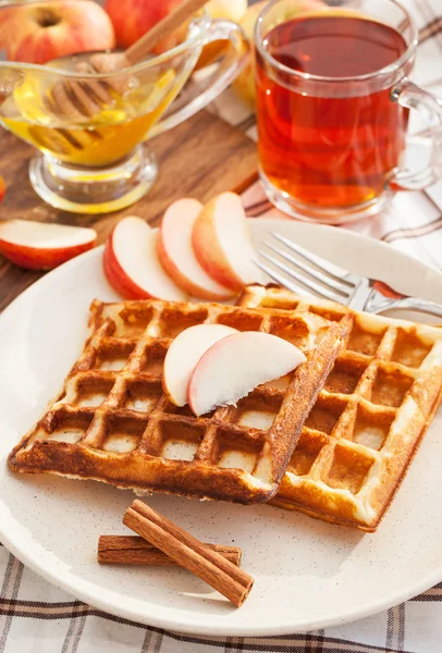 Gaufres aux pommes pour le petit déjeuner — Photo