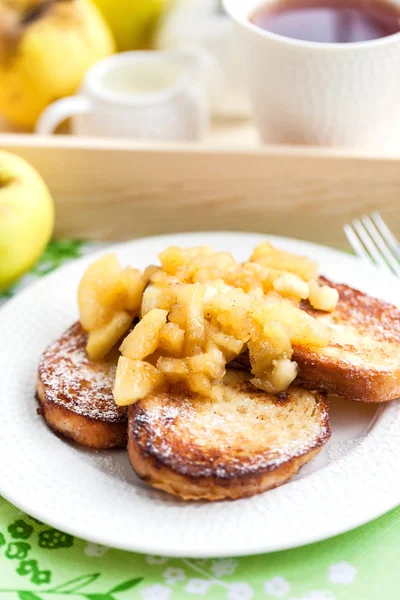 French Toasts mit geschmorten Äpfeln — Stockfoto