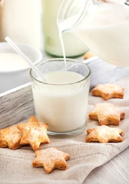 Milch ins Glas gießen — Stockfoto