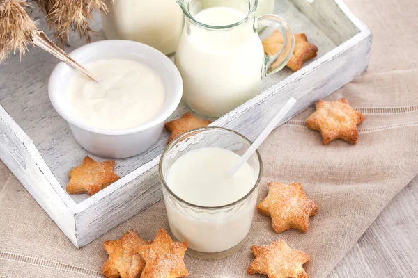 Glas Milch mit Keksen — Stockfoto