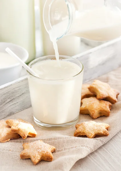 Milch ins Glas gießen — Stockfoto