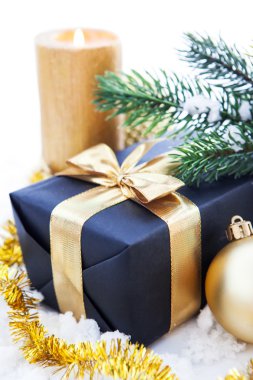 hediye kutusu, mum ve şube altın christmas kompozisyonu