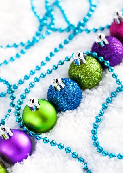 Kerstballen en garland — Stockfoto