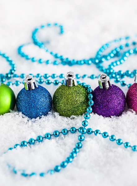 Bolas de Navidad y guirnalda — Foto de Stock