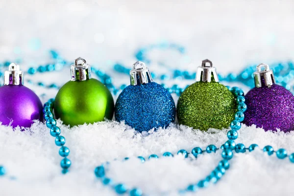 Bolas de Natal e guirlanda — Fotografia de Stock