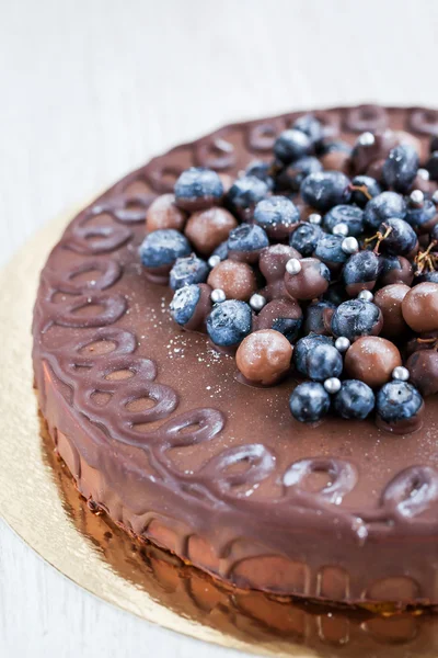 Chocolade cake versierd met verse bessen — Stockfoto