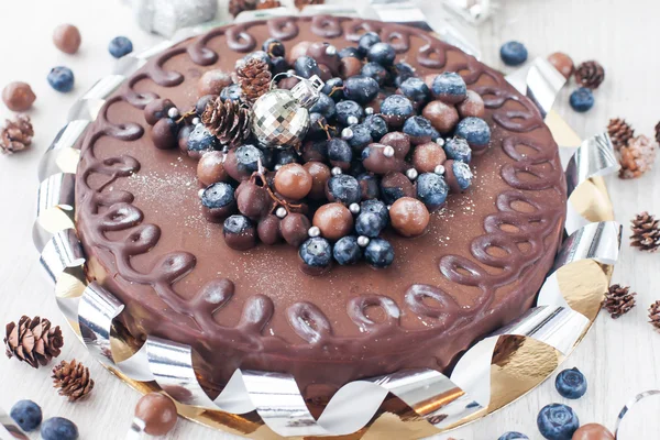 Gâteau au chocolat décoré de baies fraîches — Photo