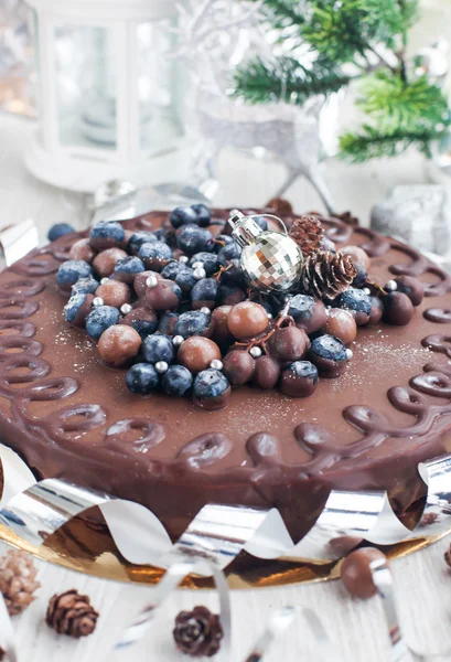 Schokoladenkuchen mit frischen Beeren dekoriert — Stockfoto