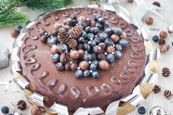 Çikolatalı kek taze çilek ile dekore edilmiştir.