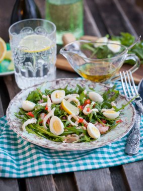 Taze mürekkep balığı, yumurta ve Roka Salatası
