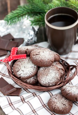 çikolata kurabiye kırıştırıyor