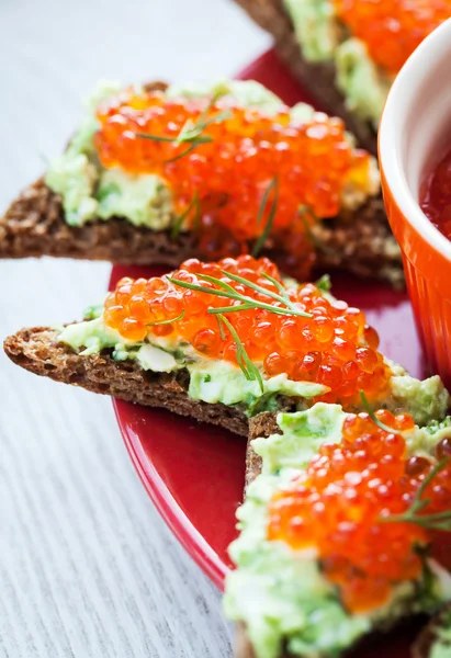 Tostadas de caviar y aguacate — Foto de Stock