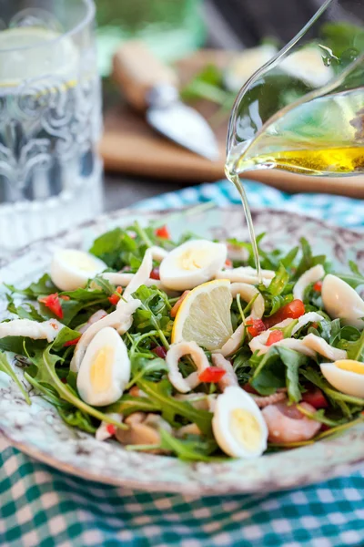 Calmar frais, œufs et salade de roquette — Photo