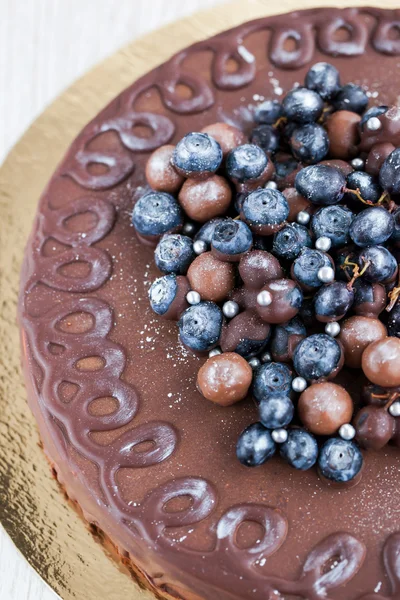 Chocolade cake versierd met verse bessen — Stockfoto